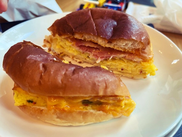 韓国スタバ　ベーコンチェダー＆オムレツサンドイッチ