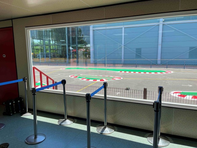 小型RCカーをコースで自由に走らせる