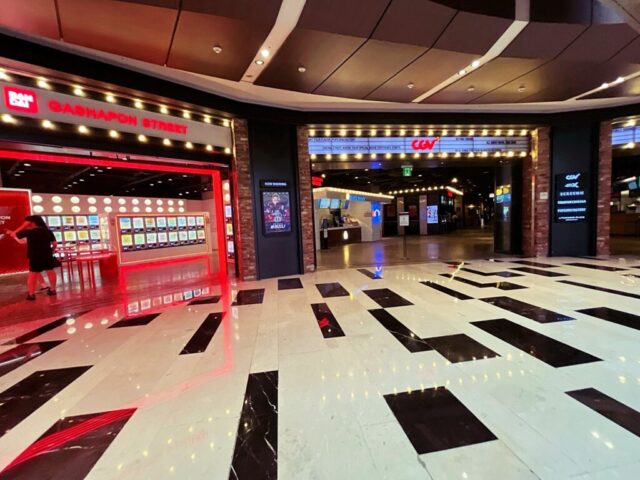 CGV映画館入口&BANDAIのガチャポン