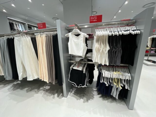 シンプルなタンクトップやショートパンツ
