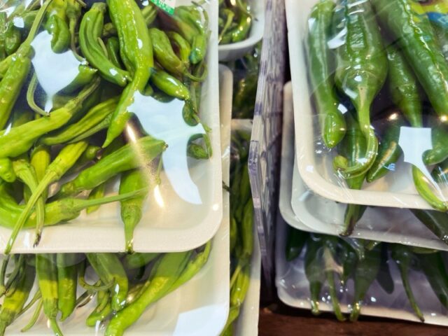 韓国のスーパーで販売されているクァリコチュ(左)とオイコチュ(右)。見た目は似ていても、辛さに違いがあります。