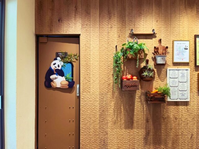 アイバオカフェ・資格証やメッセージも飾ってある楽しいインテリア