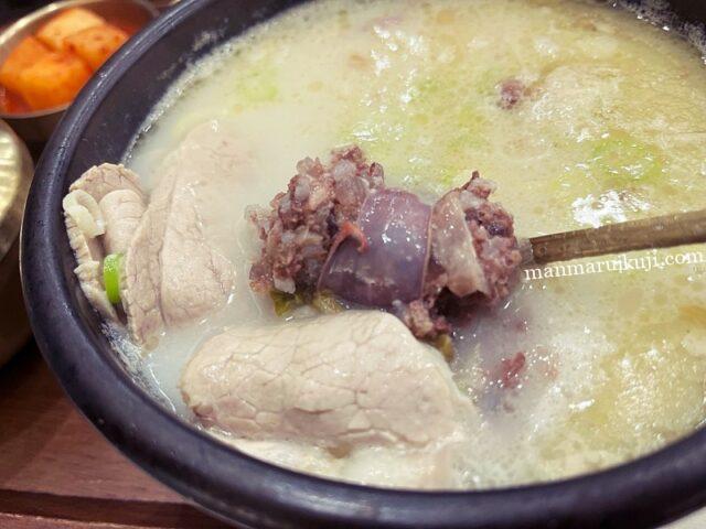 このお店のテジクッパのなかには、薄切り肉とスンデが入っていた