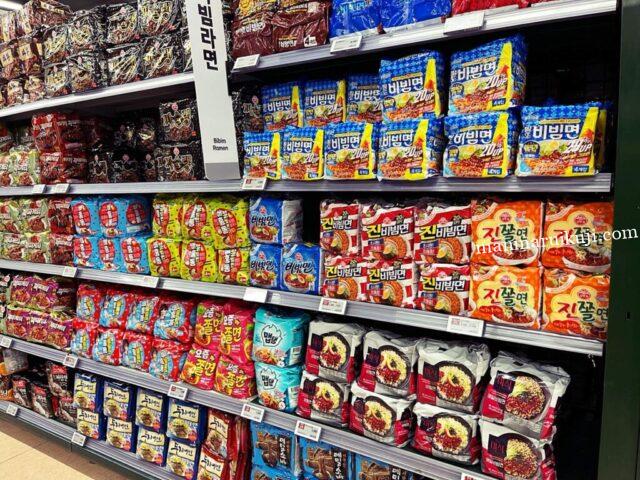棚いっぱい　ラーメン種類で　迷子です（韓国あるある）