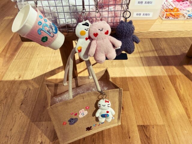バッグやぬいぐるみキーホルダーに付けられたサンプル