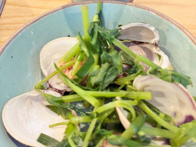 여의도감の贅沢鍋セットに含まれるおおきなはまぐりとセリ