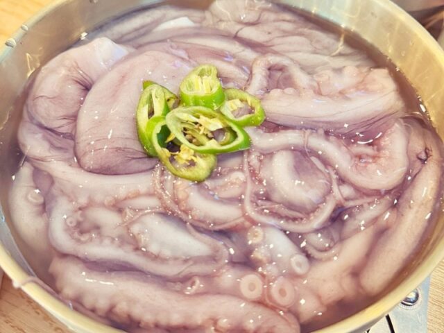 여의도감のしゃぶしゃぶセットに含まれる、新鮮なまるごとタコ（1人1匹）