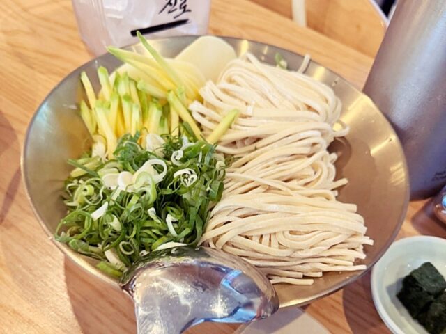 はまぐりスープで煮込むカルグクス（韓国式うどん）。〆の一品として人気