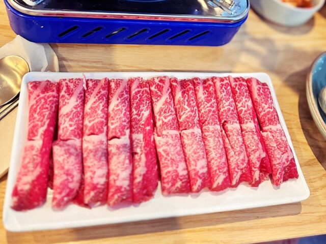 여의도감の贅沢鍋セットに含まれる、薄切り牛肉のしゃぶしゃぶ