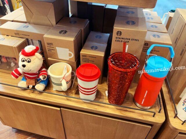 スターバックス×ウォーリーをさがせ！のぬいぐるみやマグカップ、ステンレスタンブラーなどの限定グッズ陳列