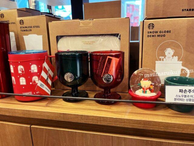 ウォーリーコラボの赤と緑のガラス製カップや、ベアリスタ入りスノードームなどの冬限定グッズ