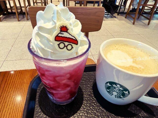 ホイップの上にウォーリーチョコがトッピングされたウォリーチェリープディングクリームフラペチーノとホットドリンク