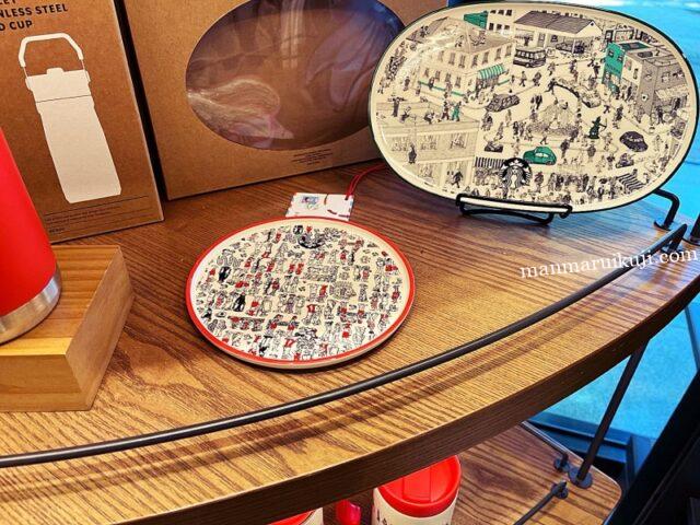 ウォーリーのキャラクターや風景が描かれた、丸皿とオーバルプレートのスタバ限定コラボアイテム