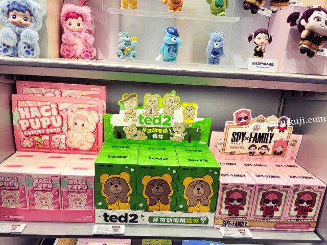 POP MART韓国店舗の店頭に並ぶTed2ぬいぐるみ、SPY×FAMILYなど人気シリーズ