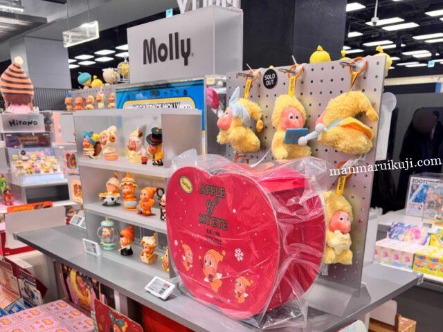 POP MART店頭に並ぶMollyシリーズや可動式ぬいぐるみ、人気キャラクターのディスプレイ展示