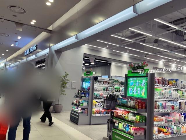 韓国コスメや日用品がぎっしりと並ぶオリーブヤング。商品の多さとトレンド感が伝わります。