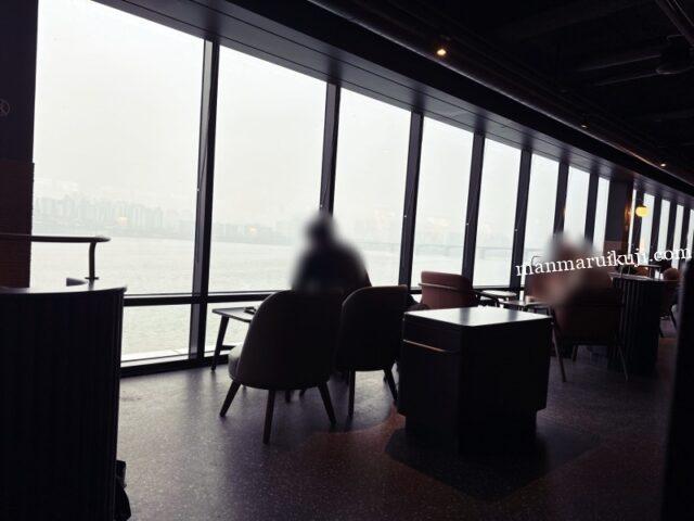 漢江の絶景を眺められるスターバックスの窓際席