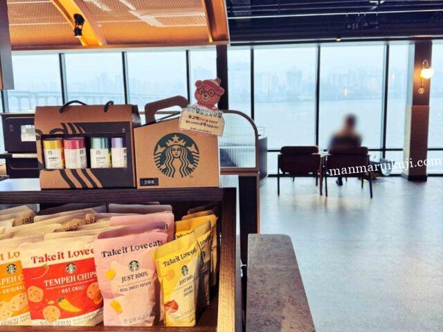 カラフルなパッケージのスナックが並ぶ韓国スタバの売り場