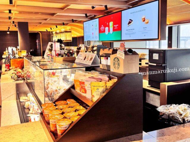 スターバックス韓国限定スナックやお土産の陳列棚