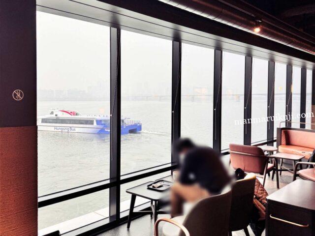 スターバックスの窓から見える漢江とクルーズ船