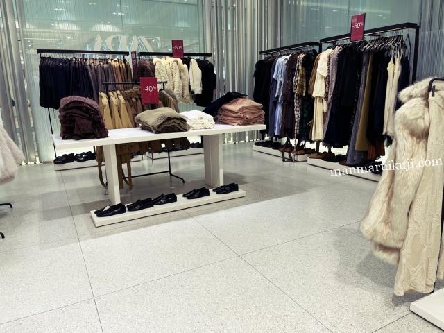 セール札が目立つレディース売り場。40〜50%オフの商品が中心で、冬物のまとめ買いにぴったり。