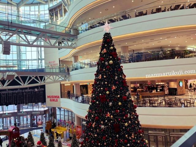 タイムズスクエアの吹き抜けには大きなクリスマスツリー。ZARA以外にも人気店やカフェが充実しています。