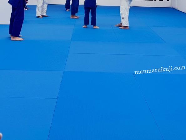 青いマットが敷かれた韓国の柔道教室の練習風景