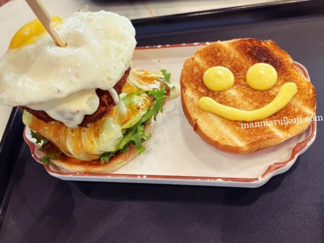 金浦空港で食事を楽しむ。かわいいハンバーガーセット