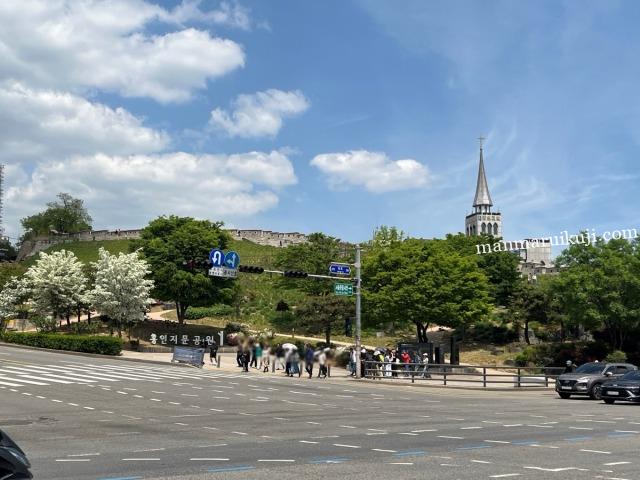 東大門駅前の興仁之門（東大門）の隣にある公園