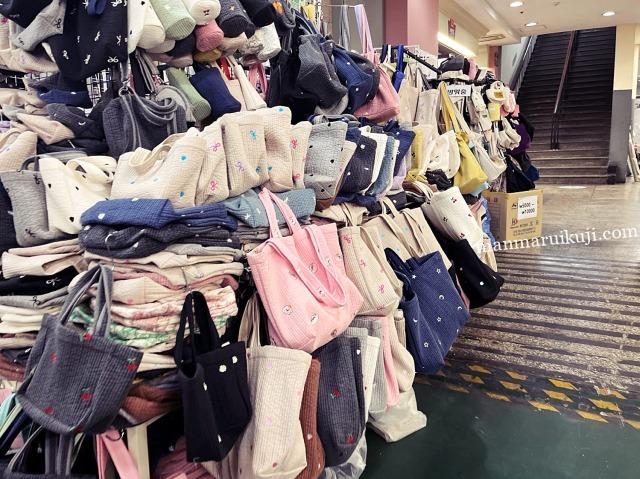 東大門総合市場で販売されている韓国ヌビバッグ