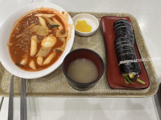 東大門総合市場にある5階のフードコートで食べたキンパ&トッポッキセット