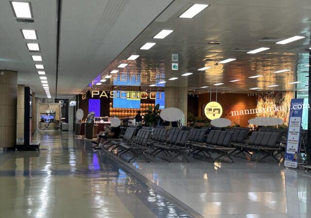 金浦国際空港の出国後エリアにあるカフェ「パスクーチ」の店舗外観とベンチ