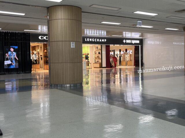 金浦国際空港の国際線出国後エリアにあるロッテ免税店とブランドショップの様子