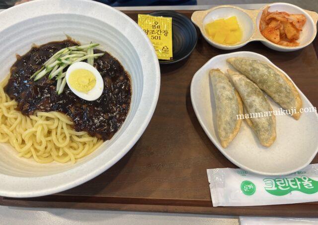 OSAKA KITCHENのチャジャンミョンと焼きマンドゥのセット