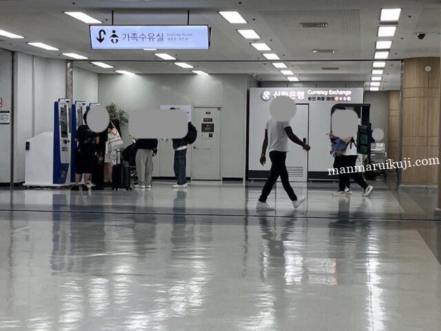 金浦国際空港の国際線出国後エリアにある家族授乳室の案内看板と新韓銀行の両替カウンター