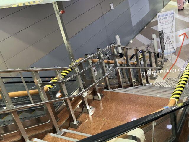 金浦空港地下通路の階段とエスカレーター