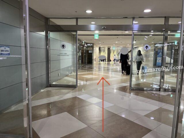 金浦空港地下通路のガラス自動ドア