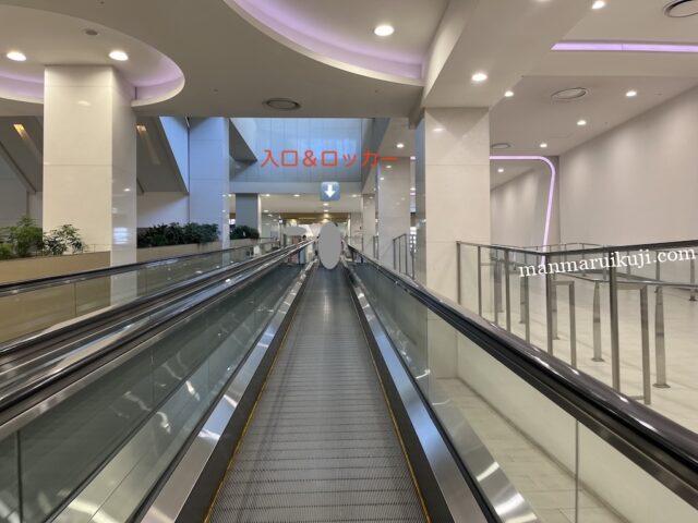 ロッテモール金浦空港店地下入口へ続く動く歩道
