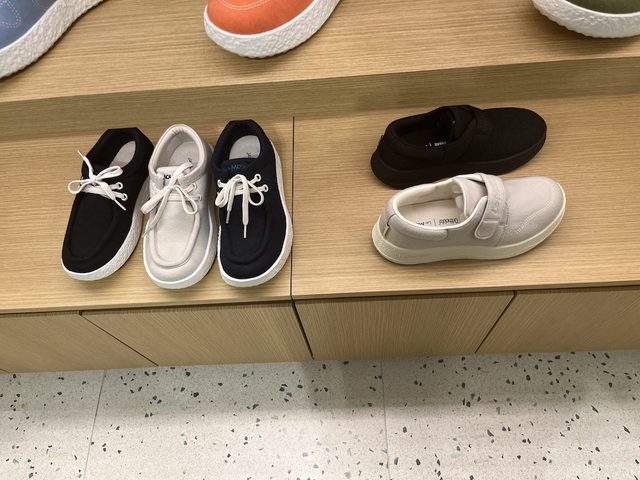 上品な質感のWALLABEE(ワラビー)とEASY(イージー)が並ぶ棚。