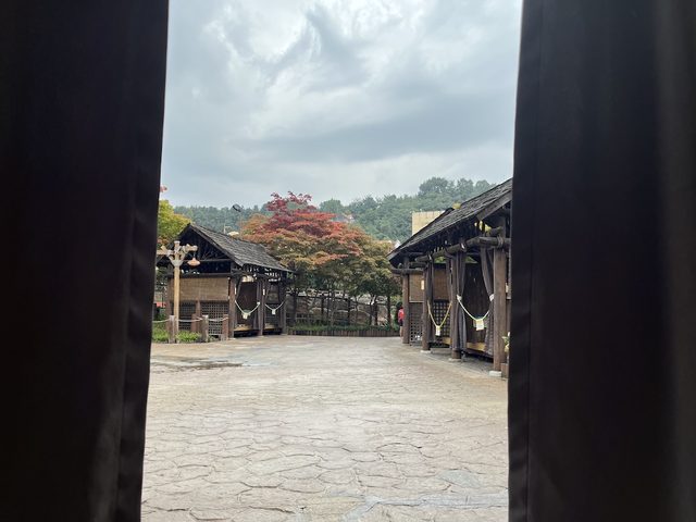 雨が降り始めてからのカリビアンベイの屋外エリア