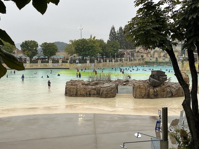 秋の雨の日は人がまばらで空いている波が出るプール