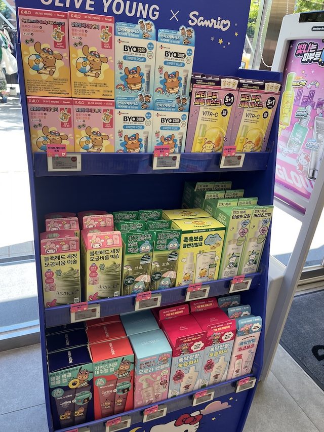 サンリオコラボが展開されているオリーブヤングの店内棚