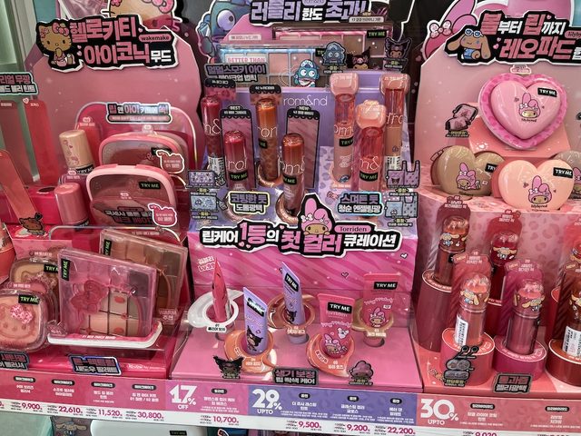 韓国オリーブヤングの店内にずらりと並ぶサンリオキャラクターのコラボ商品