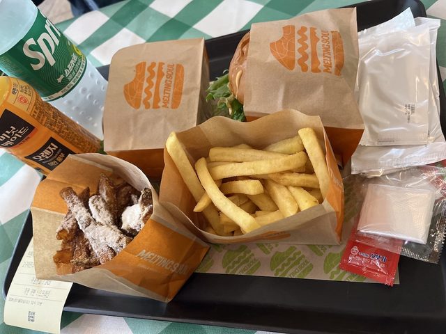 カリビアンベイにある人気のハンバーガー店「メルティングソウル」