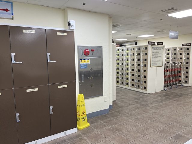 カリビアンベイの入り口にある食品保管ロッカー内部